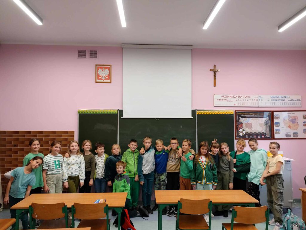 uczniowie naszej szkoły przyszli na lekcje w zielonych ubraniach