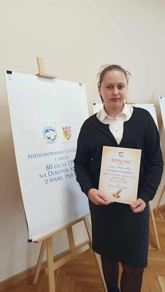 uczennice w konkursie ,,Historia nasza pisana wierszem"