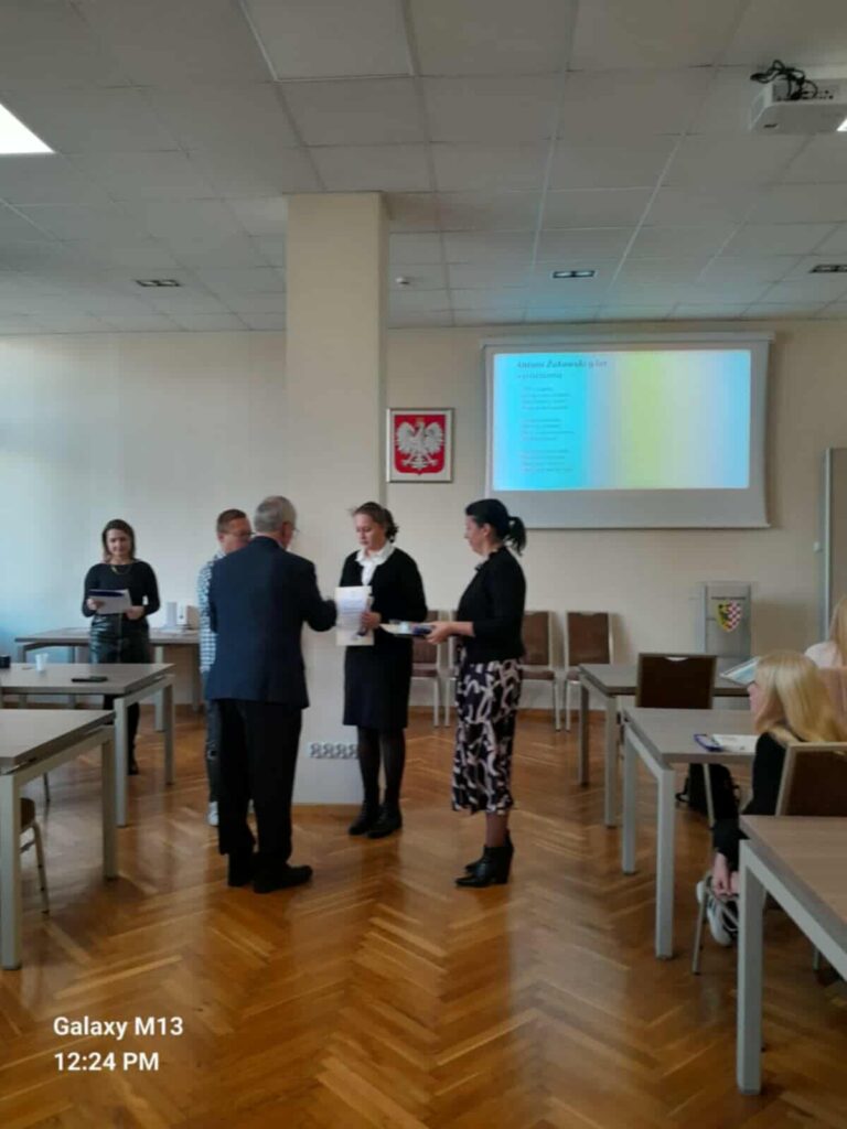 uczennice w konkursie ,,Historia nasza pisana wierszem"