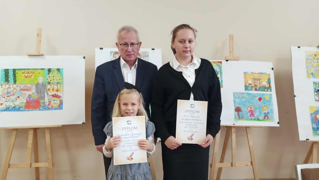 uczennice w konkursie ,,Historia nasza pisana wierszem"