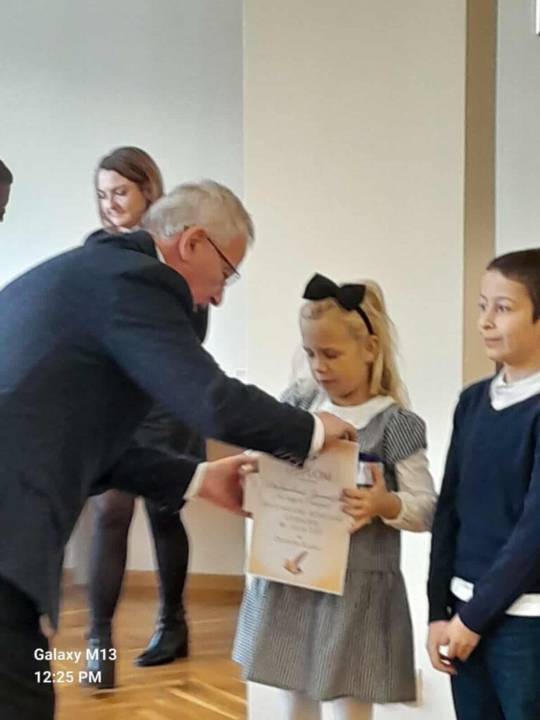 uczennice w konkursie ,,Historia nasza pisana wierszem"