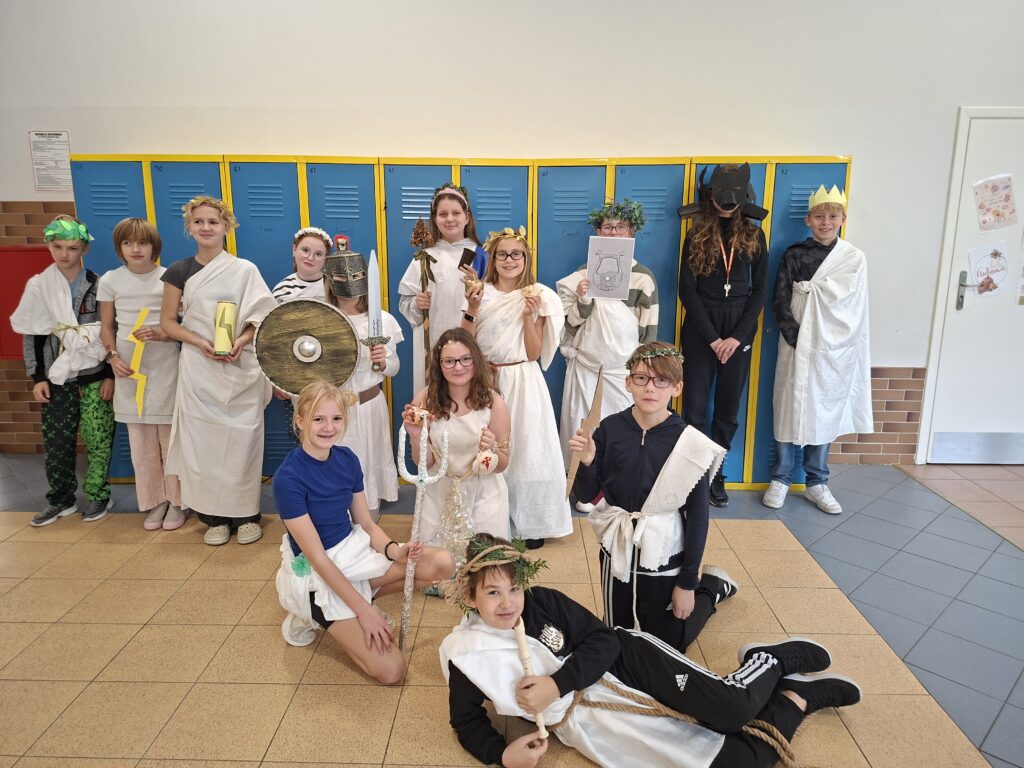 uczniowie przebrani za bogów z Olimpu