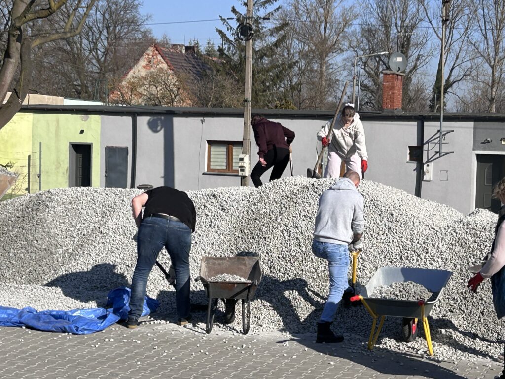Czyn społecznym przy Centrum Usług Społecznych Roszarnia.