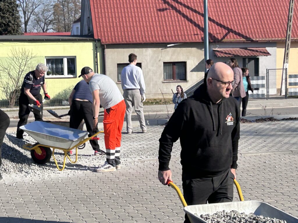 Czyn społecznym przy Centrum Usług Społecznych Roszarnia.