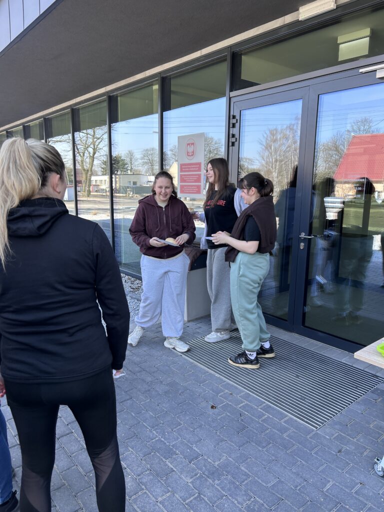 Czyn społecznym przy Centrum Usług Społecznych Roszarnia.