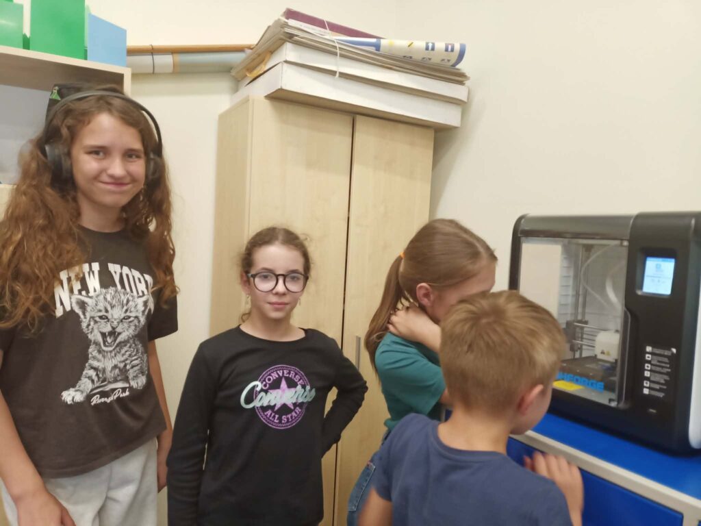 „Bezpieczni i kreatywni – w sieci, przy drukarce 3D i w kuchni”.